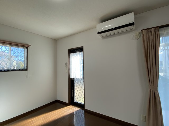 氷川町宮原　中古戸建の居間・リビング|クロス張り替え済