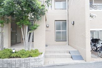【エントランス】 | お客様を、そして住人を出迎えてくれるマンションのエントランス。ゴミが落ちていないことからも、管理状態の良さや住民の節度の高さが見て取れます。～即日のご見学可能～　お問合せはお気軽にどうぞ。
