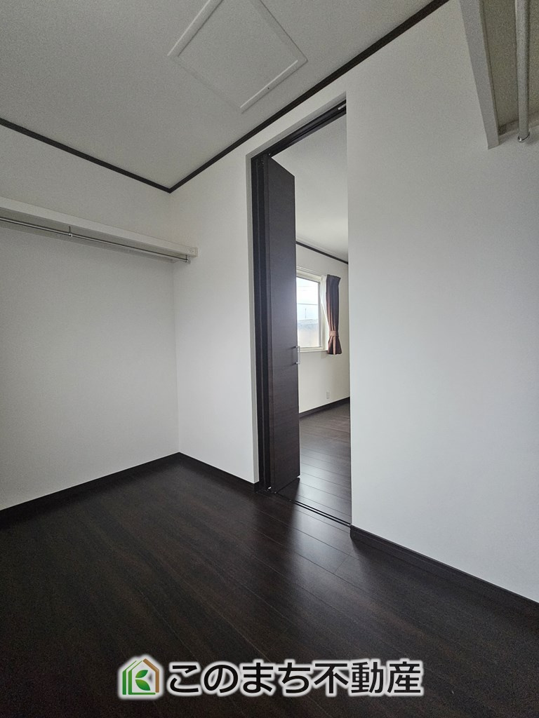 宇都宮市宝木本町　中古戸建の収納|ウォークインクローゼットで収納もたっぷり確保しています。大型荷物も収納できて便利ですね！