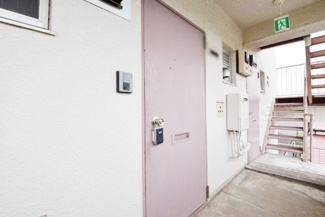 【その他共用部分】 | 皆様をお迎えする、お部屋の玄関ドア。開けやすさや開放角度、ドアノブの操作しやすさや鍵の形状などを、現地で一度ご確認ください。～即日のご見学可能～　お問合せはお気軽にどうぞ。
