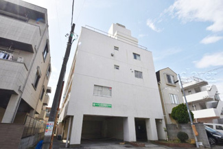 【外観】 | 青空によく映える建物です。手入れの行き届いた外壁やマンション正面エントランスなど、綺麗な姿をぜひ一度、現地にてご覧ください。～即日のご見学可能～　お問合せはお気軽にどうぞ。
