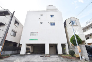 【外観】 | 私たち不動産業スタッフは、よく「いい面構えの建物です」「雰囲気ありますねえ」という言葉を使いますが、当マンションもまさにそのような姿で佇んでいます。～即日のご見学可能～　お問合せはお気軽にどうぞ。
