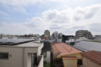【展望】 | 眼前に広がる空の雄大さと、このお部屋の自慢の一つである「眺望」をご覧ください。毎日、この景色を独り占めできる新生活に夢が広がります。～即日のご見学可能～　お問合せはお気軽にどうぞ。
