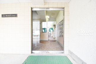 【エントランス】 | お客様を、そして住人を出迎えてくれるマンションのエントランス。ゴミが落ちていないことからも、管理状態の良さや住民の節度の高さが見て取れます。～即日のご見学可能～　お問合せはお気軽にどうぞ。
