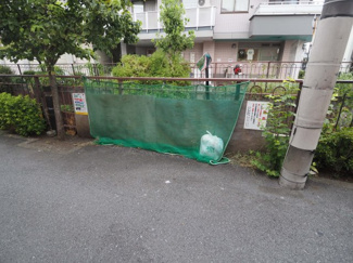 【周辺】 | 建物前にはゴミ置き場あり