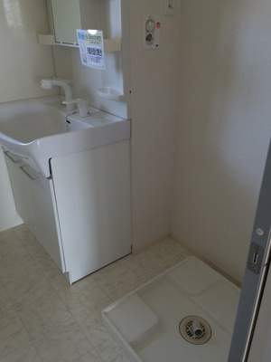 【洗面所】 | エリタージュ B棟 | コンパクトで使いやすい洗面所