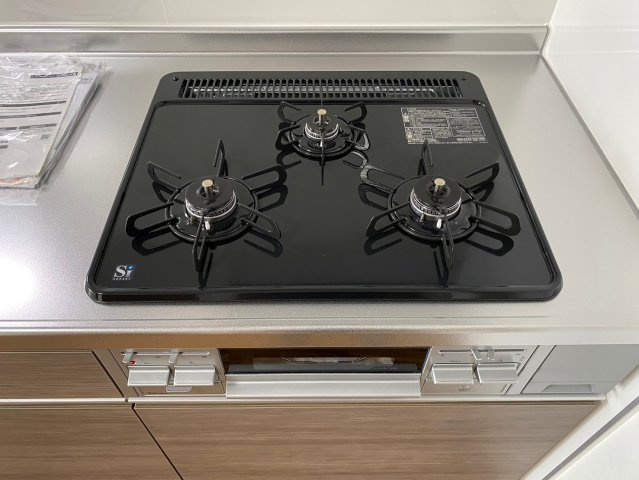 ライオンズマンション藤ヶ丘ガーデンの設備|3口コンロ付のシステムキッチン！お料理の効率も上がりますね