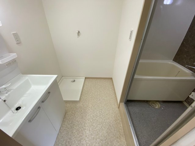 ライオンズマンション藤ヶ丘ガーデンの脱衣所|ゆとりの洗面スペースで朝の身支度も快適スムーズに。