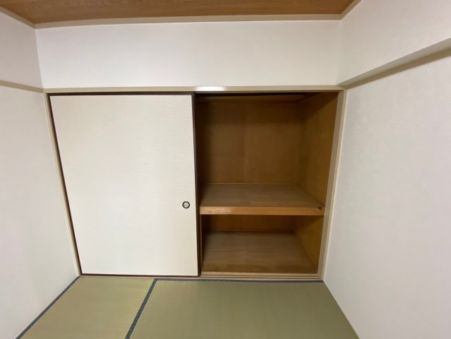 ライオンズマンション藤ヶ丘ガーデンの和室|出し入れのしやすい押入。布団や座布団などの収納の便利です。