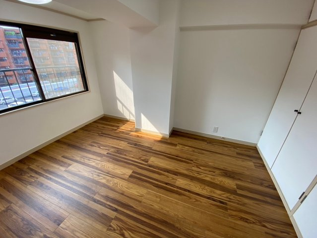 ライオンズマンション藤ヶ丘ガーデンの洋室|【6帖】
窓からたっぷりと陽光が注がれる明るく快適なプライベート空間となっています。