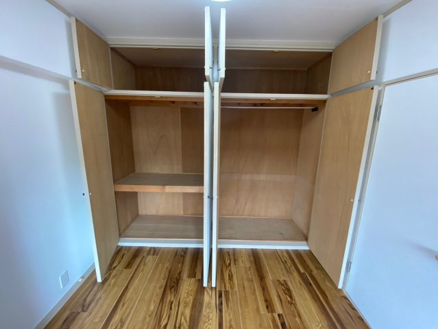 ライオンズマンション藤ヶ丘ガーデンの収納|【6帖】
大きな収納があると荷物の整理ができ、便利ですね♪