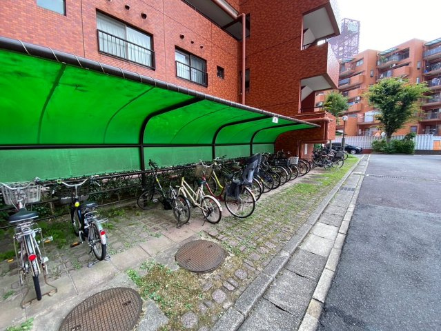 ライオンズマンション藤ヶ丘ガーデンの駐輪場|屋根付きの駐輪場で雨の日でも安心ですね◎