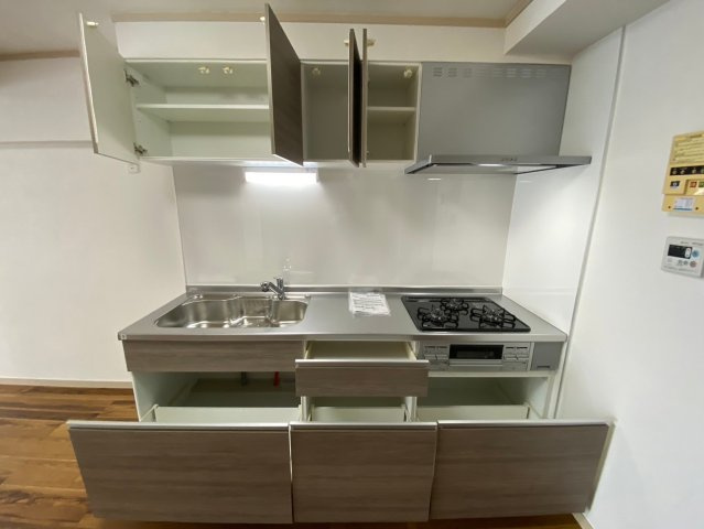 ライオンズマンション藤ヶ丘ガーデンのキッチン|大容量の収納付きシステムキッチン♪