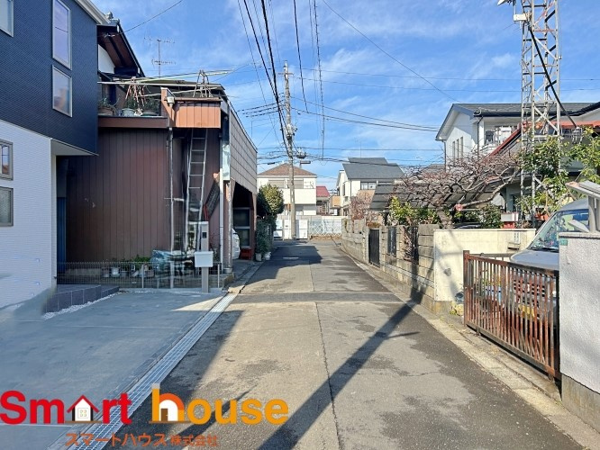 座間市ひばりが丘　新築1棟！の前面道路含む現地写真|オシャレな外観は、人の目を引くだけではなく自慢したくなりますね！植木を置いたりアレンジは、自由です。自分の好みに仕上げましょう♪