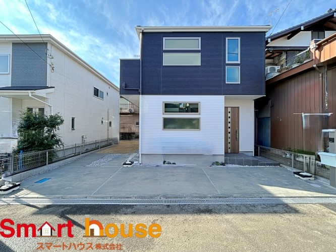 座間市ひばりが丘　新築1棟！の外観|外壁が周囲の街並みと青空に生えるお洒落な仕上がり！周囲には高い建物のないエリア。青い空が大きく感じますね。