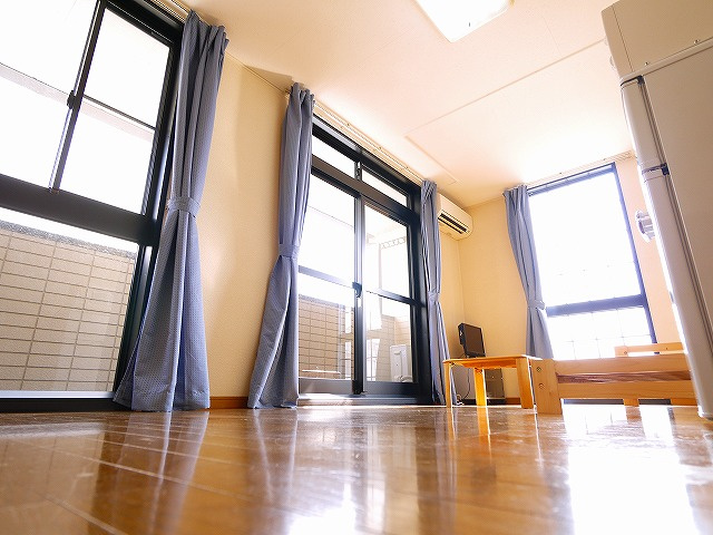 レオパレスルピナスの洋室|落ち着いた色調の洋室です