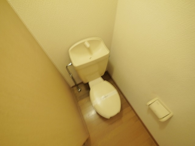 レオパレスルピナスのトイレ|落ち着いた色調のトイレです