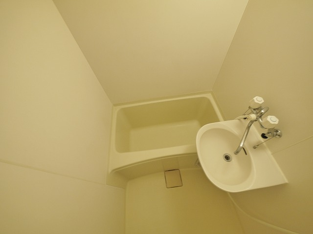 レオパレスルピナスの浴室|落ち着いた空間のお風呂です