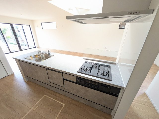 八王子市　横川町　新築一戸建て　５期のキッチン|～３口コンロと広い調理台でお料理が捗ります～