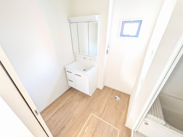 八王子市　横川町　新築一戸建て　５期の脱衣所|～窓付きで明るい洗面所　換気もしやすいです～