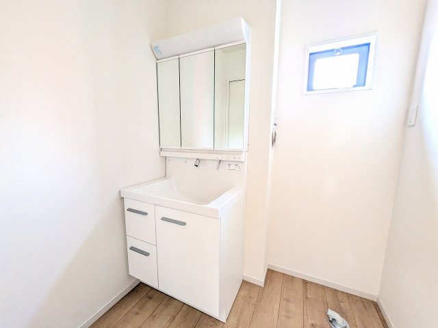 八王子市　横川町　新築一戸建て　５期の独立洗面台|～３面鏡付きの独立洗面台　細々している物をスッキリ収納出来ます～