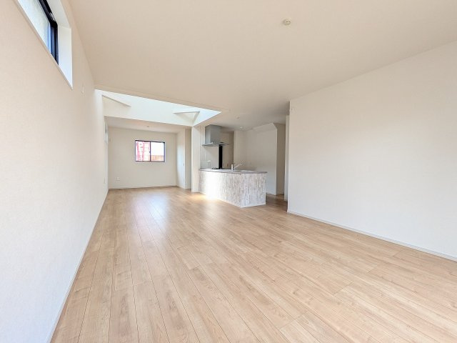 八王子市　横川町　新築一戸建て　５期の居間・リビング|～23.6帖の明るく開放感のあるLDK、家族団欒の時間をお過ごしいただけます～