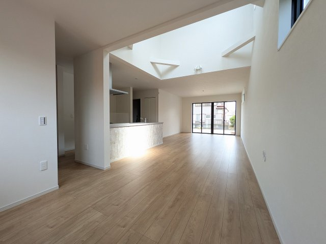 八王子市　横川町　新築一戸建て　５期の居間・リビング|～23.6帖の明るく開放感のあるLDK、家族団欒の時間をお過ごしいただけます～
