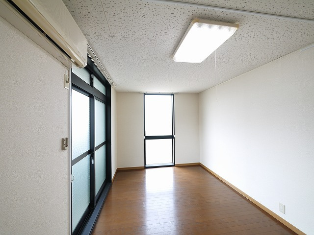 レオパレス大陽壱番館の洋室|コンパクトで使いやすい洋室です