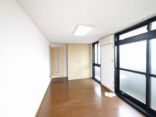 レオパレス大陽壱番館の居間・リビング|明るい洋室です