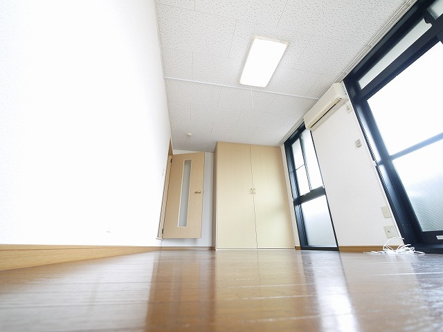 レオパレス大陽壱番館の洋室|落ち着いた色調の洋室です
