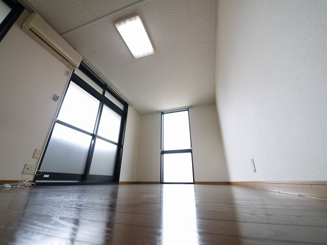 レオパレス大陽壱番館の居間・リビング|落ち着いた色調の洋室です