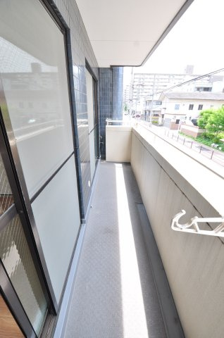 大阪市城東区関目３丁目の賃貸マンションのバルコニー