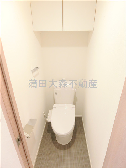 TASUKI RICHESSE KAMATAタスキリシェスシンカマタのトイレ|吊戸棚と温水洗浄便座付きのトイレ