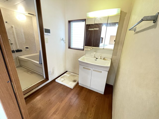 貝塚市半田　中古戸建の独立洗面台|3面鏡洗面化粧台。収納たっぷり便利です♪洗面室には小窓があり、明るく風も通せて湿気もこもりませんね♪