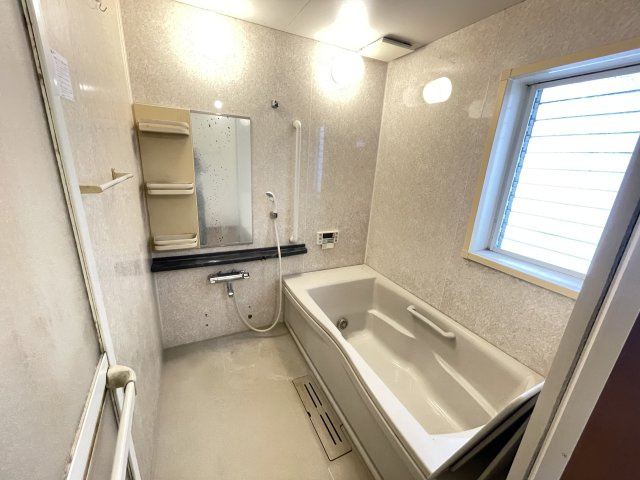 貝塚市半田　中古戸建の浴室|浴室には大きな窓があり、明るく清潔感のある浴室になっております♪一日の疲れもしっかり取れます♪　