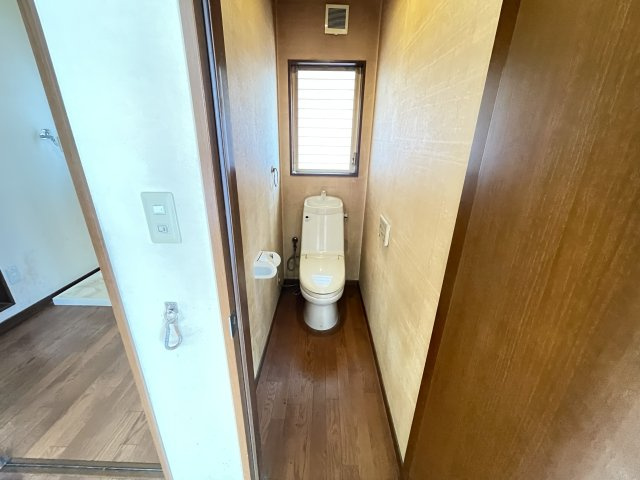 貝塚市半田　中古戸建のトイレ|トイレには小窓があるので、明るく清潔感があり、換気も出来ます♪
