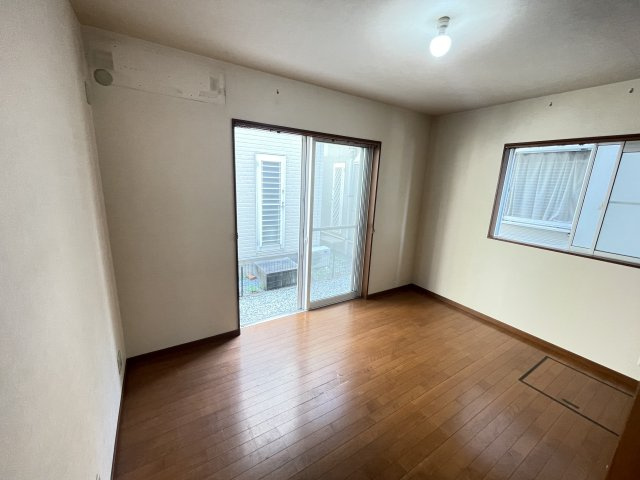 貝塚市半田　中古戸建の洋室|1階洋室　大きな窓からはたっぷりの日差しが入る、ゆったり寛げるお部屋です♪