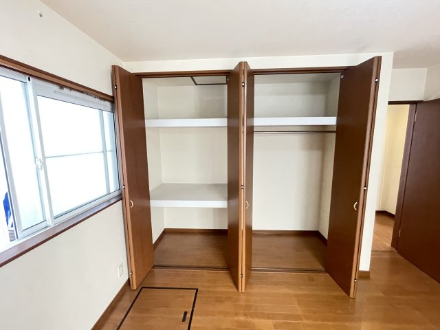 貝塚市半田　中古戸建の収納|1階洋室クローゼット　洋服や季節家電等の収納にとっても便利です♪