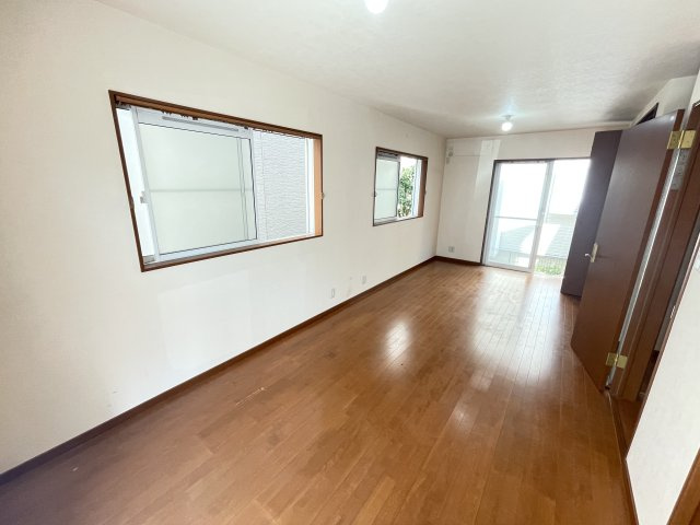 貝塚市半田　中古戸建の洋室|1階洋室　壁を作ったり、家具で間仕切れば6帖の2部屋になります！　　