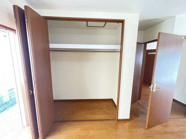 貝塚市半田　中古戸建の収納|1階洋室クローゼット　洋服や季節家電等の収納にとっても便利です♪