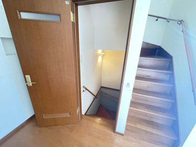 貝塚市半田　中古戸建の内装|地下室へ続く階段。　趣味の空間や収納スペースにいかがでしょうか♪　