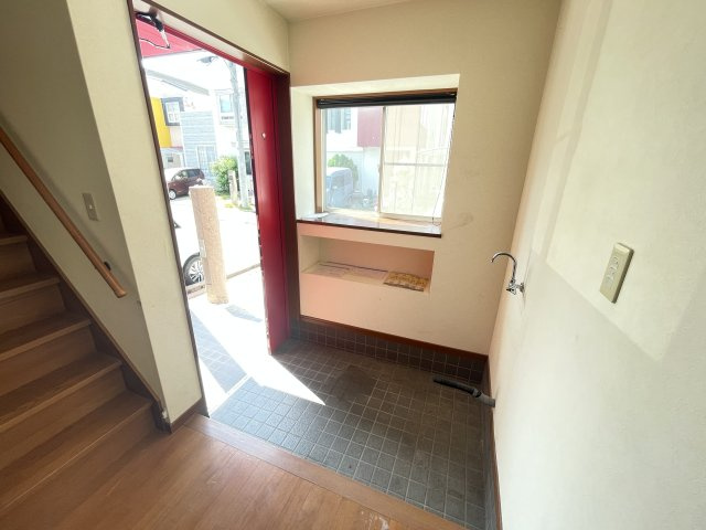 貝塚市半田　中古戸建の玄関|明るく広々した開放的な玄関スペース。