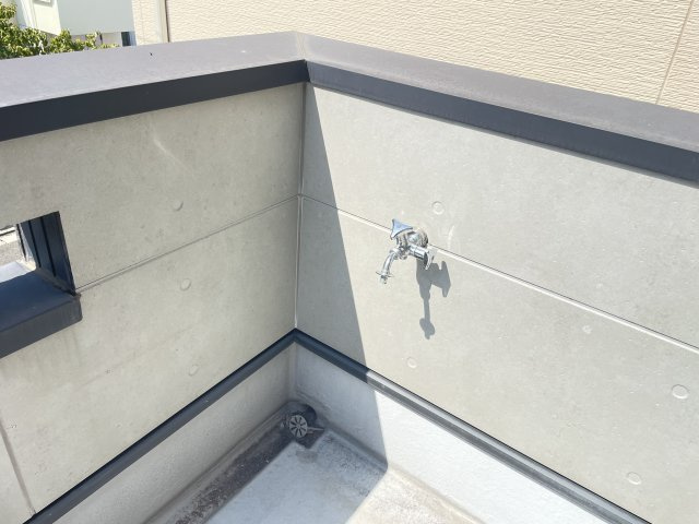 貝塚市半田　中古戸建のバルコニー|屋外水栓があり、お掃除や靴洗い等にとっても便利ですね♪