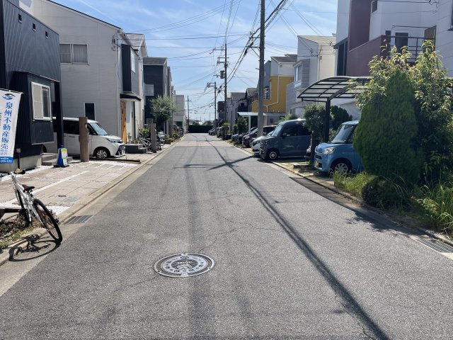 貝塚市半田　中古戸建の前面道路含む現地写真|前面道路ゆったり広々5.9m♪　落ち着いた静かな住環境にある一戸建てです♪