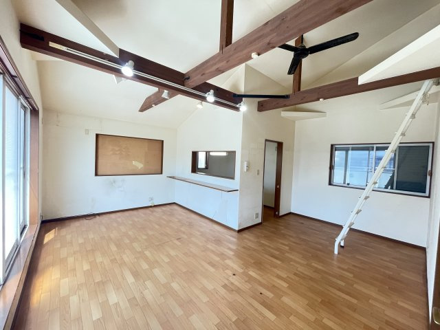 貝塚市半田　中古戸建の居間・リビング|約18帖のＬDK♪　勾配天井なので天井が高く開放的です！　窓からはたっぷりの日差しが入ります♪