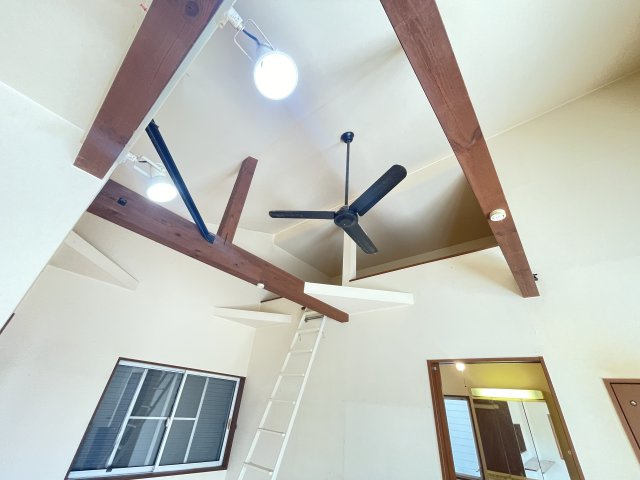 貝塚市半田　中古戸建の内装|約18帖のＬDK♪　勾配天井なので天井が高く開放的です！　ロフトがあり、物の収納スペースに便利です♪