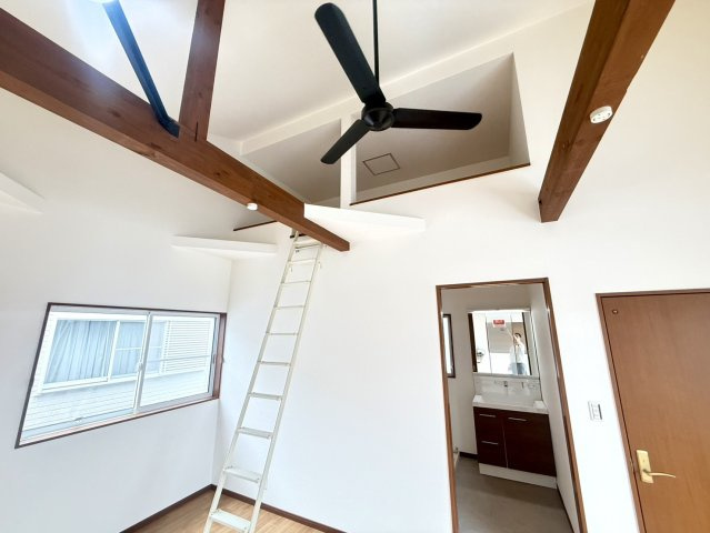 貝塚市半田　中古戸建の内装|約18帖のＬDK♪　勾配天井なので天井が高く開放的です！　ロフトがあり、物の収納スペースに便利です♪