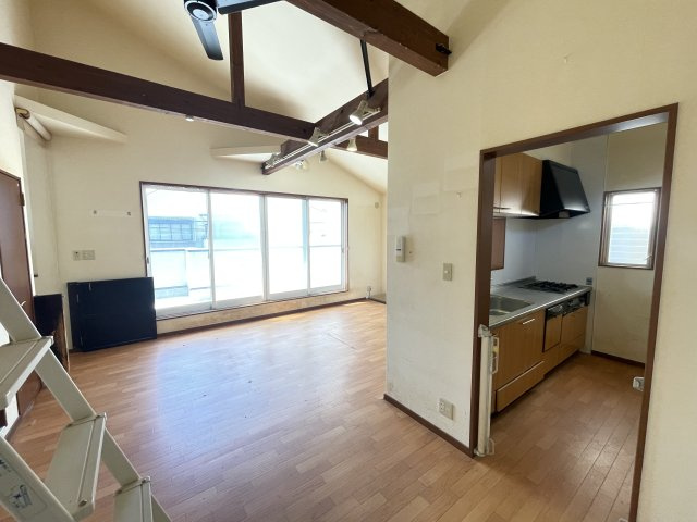 貝塚市半田　中古戸建の居間・リビング|約18帖のＬDK♪　大きな窓からはたっぷりの日差しが入ります♪　