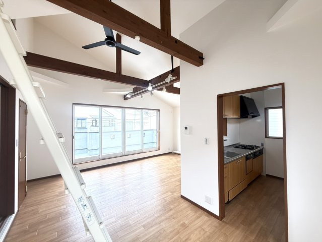 貝塚市半田　中古戸建の居間・リビング|約18帖のＬDK♪　大きな窓からはたっぷりの日差しが入ります♪　