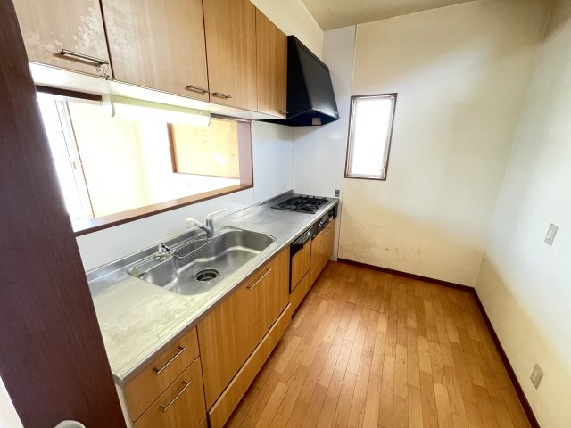 貝塚市半田　中古戸建のキッチン|家族の顔がいつでも見れる、人気の対面キッチン！　3口コンロで同時にお料理も出来、便利です♪